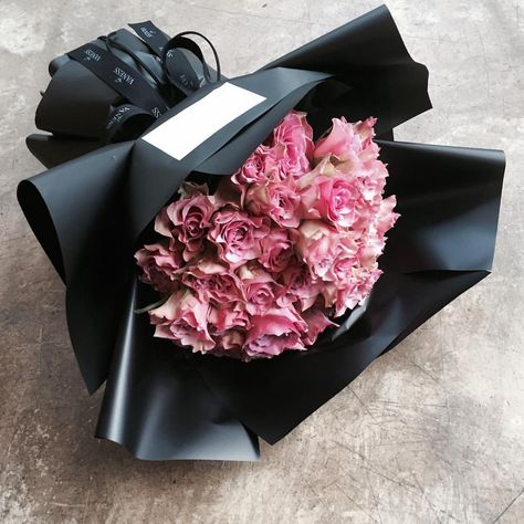 Ver esta foto do Instagram de @florist_youngnam • 269 curtidas Gifts Photography, Paper Bouquet, Bouquet Wrap, How To Wrap Flowers, Flower Packaging, Pink Bouquet, Flower Rose, Arte Floral, Black Paper