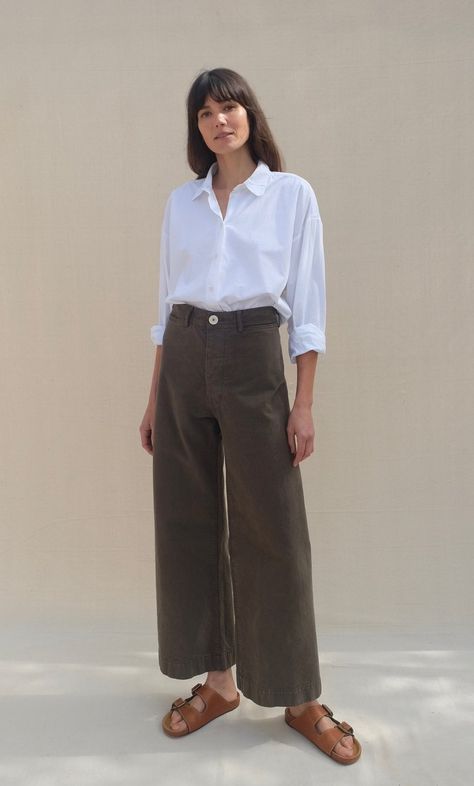 An iconic sailor pant design constructed from fine cotton canvas that's structured and keeps its shape. They feature a slim fit in the waist and hips with a high rise. Finished with a button front, on-seam welt pockets and darted at the waist for fit. Elizabeth Suzann Clyde Pant, Sailor Pants High Waisted, Normcore Mid Size, Cool Work Clothes, Mid 50s Women Fashion, Japan Street Fashion Women, Cmbyn Fashion, Art Mom Aesthetic Outfit, Summer Work Outfits Women