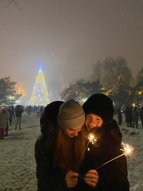 New Year With Bestie, Christmas People Aesthetic, Christmas Pictures To Recreate With Friends, Aesthetic Christmas Friends, Best Friends Christmas Aesthetic, Winter Photos Friends, Christmas Vibes Friends, Christmas With Bestie Aesthetic, Christmas Photo Ideas With Friends