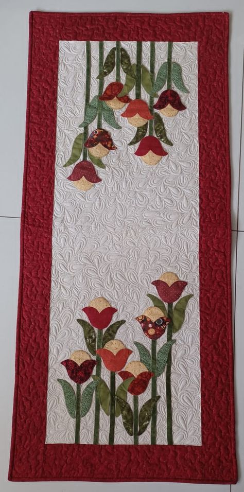 Spring Table Runners, Table Runners Quilted, Quilted Table Mat, Plastic Bottle Crafts Diy, Quilting Math, Thanksgiving Table Runner, Spring Table Runner, Patchwork Table Runner, Wool Applique Patterns