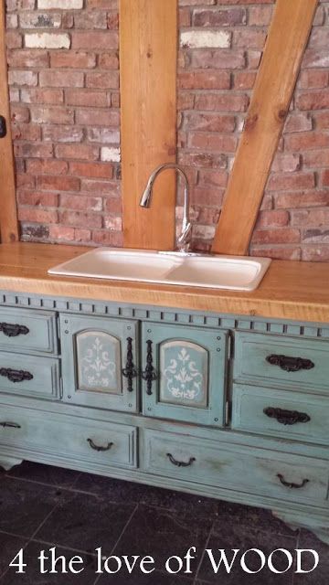 BEAUTIFUL WORKSHOP SINK - made from an old dresser! She switched out the top with planks, added a sink, and plumbing. So very cool. Tuscan Apartment, Kitchen Sink Cabinet Ideas, Diy Kitchen Sink Cabinet, Treasure Painting, Dresser Sink, Vintage Kitchen Sink, Kitchen Sink Diy, Kitchen Sink Cabinet, Upcycle Dresser