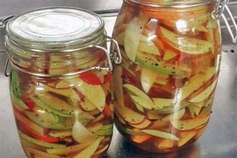 Pickled Spiced Apples in Whiskey ⋆ Fermenters Kitchen Pickled Apples Recipe, Homemade Whiskey, American Appetizers, Pickled Apples, Pickled Fruit, Pickling Salt, Gala Apples, Spiced Apples, Pickling Recipes