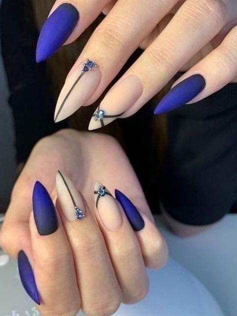 Stiletto-shaped dark blue and nude nails with geometric lines Navy Nail Art, Black And Blue Nails, Dark Blue Nail Polish, Blue Stiletto Nails, Blue Prom Nails, Nail Art Designs For Beginners, Blue And Silver Nails, Nail 2023, Classy Looks