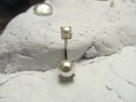 Pearl Belly Button Piercing, Navle Piercing, Unique Belly Rings, Gala Looks, Nose Ring Jewelry, Bellybutton Piercings, Belly Button Piercing Jewelry, Piercing Inspo, Button Piercing