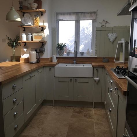 Upcycle Kitchen, Dapur Rustic, Farmhouse Kitchen Colors, Kitchen Diy Ideas, Model Dapur, Dutch Barge, Colonial Kitchen, Small Cottage Kitchen, Sage Green Kitchen