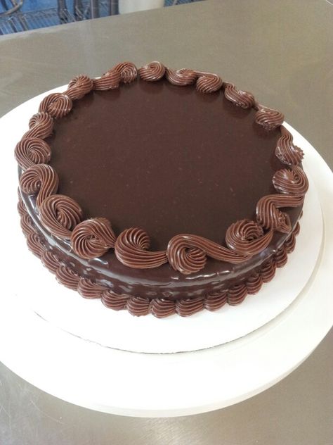 Flourless Chocolate Cake Round Chocolate Cake Decorating Ideas, Chocolate Grooms Cake, Chocolate Birthday Cake Decoration, Small Birthday Cakes, Truffle Cake, Chocolate Truffle Cake, Chocolate Cake Designs, Flourless Chocolate Cake, Easy Chocolate Cake