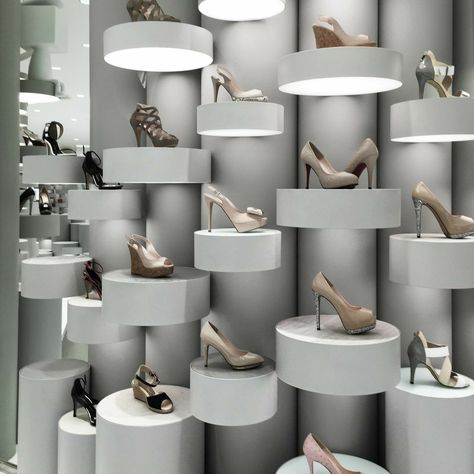 Store Merchandising Displays, Footwear Display Ideas, Shoes Store Interior Design, Shoes Interior Design, Shoe Display Ideas, Shoes Showroom, Floor Detail, Mannequin Styling, Siam Discovery