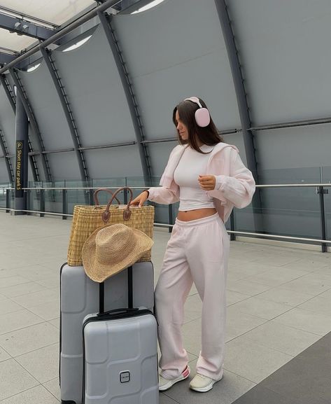 Car Trip Outfit, Danielle Metz, Airport Travel Outfits, Air Port Outfit, Style Gym, Airport Aesthetic, Airport Fits, College Fits, Airport Look