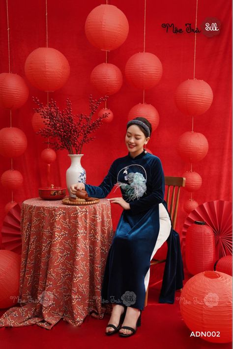 Lunar New Year Photoshoot Ideas, Chinese New Year Photoshoot Ideas, Chinese New Year Photo Booth, Cny Decoration Ideas, Lunar New Year Photoshoot, Chinese New Year Photoshoot, Chinese New Year Backdrop, Lunar New Year Backdrop, Decor Tet