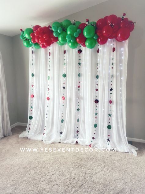 Christmas Balloon Backdrop, Backdrop With Lights, Christmas Party Background, Balloon Garland Tutorial, Festive Backdrop, Diy Christmas Backdrop, Christmas Party Backdrop, Garland Tutorial, Christmas Balloon Decorations