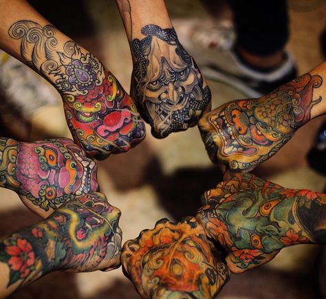 Dragon Hand Tattoo, Hand Tattoos Pictures, Japanese Hand Tattoos, Herren Hand Tattoos, Full Hand Tattoo, Foo Dog Tattoo, Hand And Finger Tattoos, Hand Tats, Irezumi Tattoos