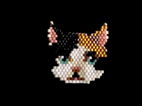 P33819 Dije de Gato miyuki para pulsera o collar, color el de la foto, medida 4x3cm, precio x pieza $80 pesos Miyuki Beads Pattern, Seed Bead Projects, Art Perle, Brick Stitch Earrings, Beaded Jewlery, Bead Charms Diy, Brick Stitch Pattern, Seed Bead Patterns, Cat Cross Stitch