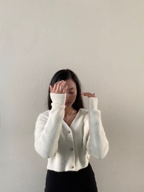 #fyp #aesthetic #cardigan #white #fashion #picture #photooftheday #pinit #pinterest White Cardigan Outfit Aesthetic, Smart Girl Aesthetic, White Cardigan Outfit, Aesthetic Cardigan, Cardigan Outfit Aesthetic, Fyp Aesthetic, Smart Girl, Cardigan White, Aesthetic Picture