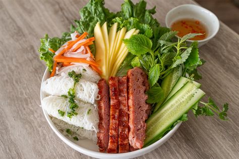 Banh Hoi Nem Nuong / Fine Woven Vermicelli with Grilled Pork Sausage Vietnamese Sausage, Nem Nuong, Sandwich Sides, Pork Salad, Vermicelli Noodles, Herb Salad, Vietnamese Cuisine, Pickled Veggies, Pork Sausage