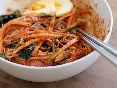 Best way to cool down on hot days and nights is with a bowl of icy spicy Korean Chilled Noodles called Bibim Naeng Myeon! Bibim Myeon, Asian Noodle Dishes, Spicy Noodle, Soba Noodles Salad, Asian Noodle, Buckwheat Noodles, Cold Noodles, Red Pepper Sauce, Spicy Korean