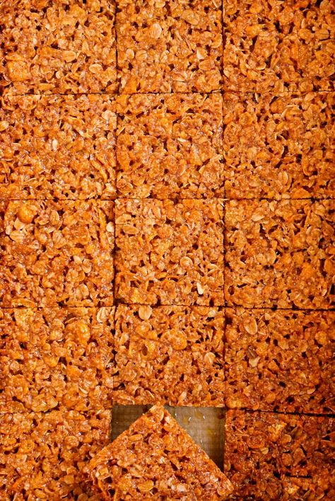 Whip up a batch of Martha's Cornflake Flapjacks with just a few simple ingredients you probably already have in your pantry. These delightful treats combine the crunch of cornflakes with the sweetness of golden syrup, creating a perfect snack or breakfast option. Ideal for busy mornings or a quick baking session with the kids, these flapjacks are both easy to make and deliciously satisfying. Enjoy the comforting taste of homemade goodness with minimal effort. Healthy Tray Bakes Sweet, Baking With Cornflakes, Cornflake Slice Recipe, Cornflake Traybake, Cornflake Cake Recipe, Recipes Using Cornflakes, Cornflake Buns, Cornflakes Bars, Cornflake Dessert