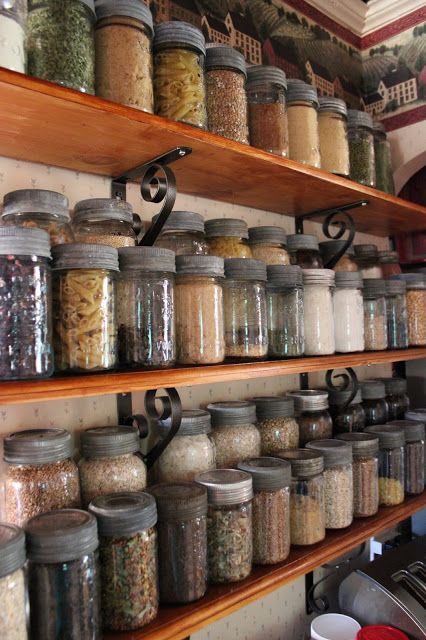 Beautiful open shelf pantry... and I like the idea of everything in a mason jar... it makes me happy. Open Shelf Pantry, Country Kitchen Shelves, Vintage Pantry, Canning Kitchen, Mason Jar Storage, Kitchen Shelves Organization, Mason Jar Kitchen, Vintage Mason Jars, Smitten Kitchen