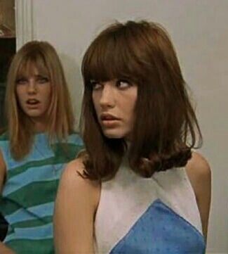 JANE BIRKIN & GILLIAN HILLS - 1966 in BLOW UP! Singer-Actress GILLIAN HILLS does a lovely version of "Leave Me Be" by CHRIS WHITE-THE ZOMBIES in French. "Rentre Sans Moi".. it's a shame she didn't do more in this direction. JANE BIRKIN is a 1960's style icon, actress ((also in 1968 film WONDERWALL)) singer & was partners in music & life w/ SERGE GAINSBOURG... 60s Hair Short Shoulder Length, 60s Long Bob, Gillian Hills, 60s Bangs, Style Icons Boho, Style Icons Women, 1960's Style, 60s Hair, Jill Scott