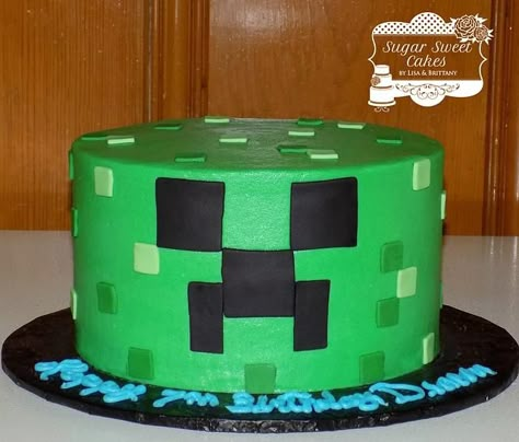 8" cake iced in buttercream w/fondant decorations. TFL! Minecraft Cake Creeper, Minecraft Creeper Cake, Pastel Minecraft, Minecraft Cake Designs, Creeper Cake, Minecraft Cakes, Cake Minecraft, Bolo Minecraft, Minecraft Bday