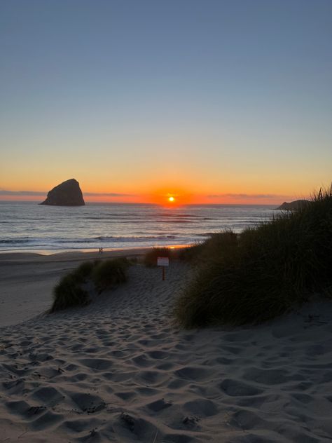 #sunset #beach #vacation #oregon Indian Beach Oregon, Oregon Sunset, Gleneden Beach Oregon, Oregon Coast Sunset, Canon Beach Oregon, Oregon Beaches, Sunset Beach, Beach Vacation, Pretty Pictures