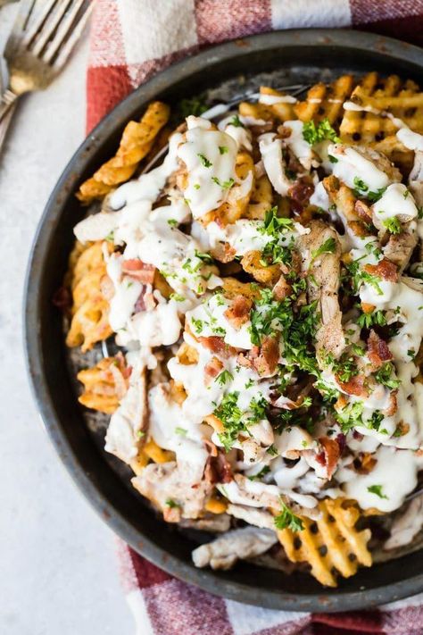 Delicious crispy waffle fries topped with creamy chicken Alfredo sauce and thick chunks of bacon. This is party food at its best! #nachos #chickenalfredo #appetizer Alfredo Fries, Homemade Crispy Fries, Bacon Nachos, Chicken Alfredo Sauce, Best Nachos, Creamy Chicken Alfredo, Fries Recipes, French Fries Recipe, Future Chef