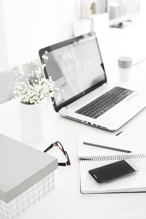 Work Office Decor, Writing A Cover Letter, Office Wallpaper, Flat Lay Photography, Work Desk, Work Table, Office Inspiration, Online Shops, White Aesthetic