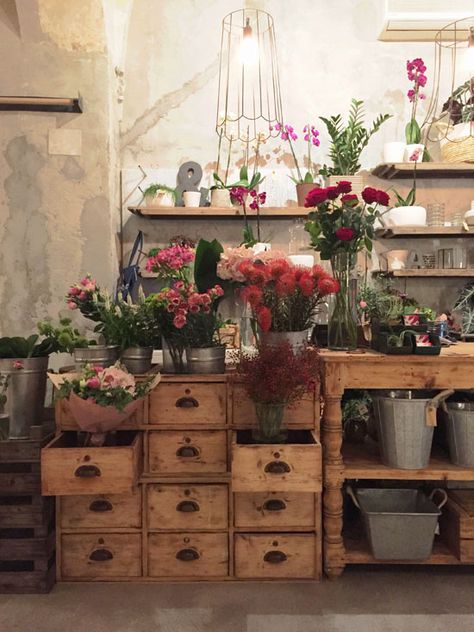 French Flower Shop, Vintage Flower Shop, Flower Shop Display, Flower Shop Interiors, Flower Shop Decor, French Vintage Decor, Flower Store, Florist Shop, Flower Studio