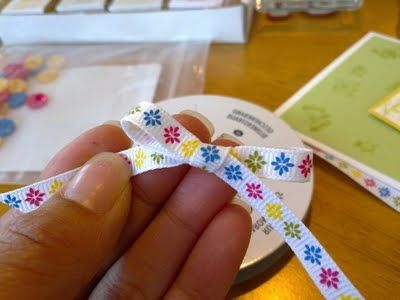 Tutorial for tying a bow with one-sided ribbon Jul Diy, Card Making Tips, Scrapbooking Techniques, Bow Tutorial, Card Making Tutorials, Stamping Techniques, Card Making Techniques, Ribbon Crafts, Card Tutorials