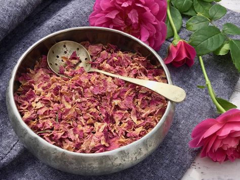 How to Use Rose Petals in Cooking – The Persian Fusion Rose Petal Recipes, Persian Dishes, Cooking Secrets, Rosehip Tea, How To Make Rose, Rose Recipes, Dried Rose Petals, Tea Benefits, Healthy Benefits