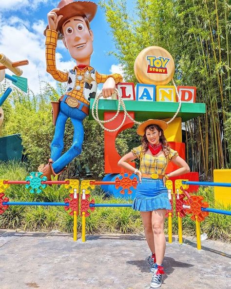 woody disneybound Toy Story Outfit Ideas Women, Jesse Toy Story Inspired Outfit, Toy Story Land Outfit, Toy Story Outfits Women, Hollywood Studios Outfit Toy Story, Woody Inspired Outfit, Toy Story Outfit Ideas Disney Inspired, Toy Story Bounding, Toy Story Inspired Outfits