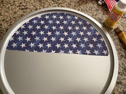 Pizza Decor, Pan Flag, Patriotic Crafts Diy, Round Wreaths, Patriotic Door Hanger, Pizza Pans, 4th July Crafts, America Decor, Dollar Store Hacks