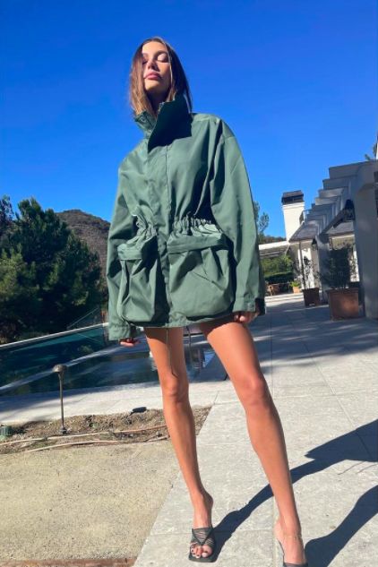 Hailey Rhode Baldwin, Bottega Veneta Sandals, Hailey Rhode, Wardrobe Nyc, Womenswear Fashion, Hailey Baldwin, Green Coat, Hailey Bieber, Utility Jacket