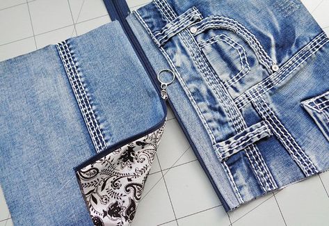 Denim Diy Projects, Denim Makeup Bag, Diy Jeans Bag Tutorial, Makeup Bag Tutorials, Repurposed Jeans, Easy Gift Ideas, Bag From Old Jeans, Denim Scraps, Denim Bag Diy