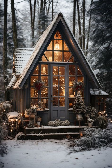 Wood Cabin Christmas, Christmas Cozy Aesthetic, Christmas Chalet, Snow Woods, Christmas Cabin Decor, Norwegian Cabin, Lights Aesthetic, Christmas Lodge, Cabin Aesthetic