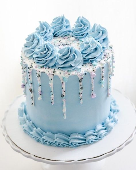 Enioy!!! Blue Birthday Cake, Blue Birthday Cakes, Candy Birthday Cakes, Beautiful Cake Designs, Creative Cake Decorating, Blue Cakes, Beautiful Birthday Cakes, Cake Decorating Videos, Pretty Birthday Cakes