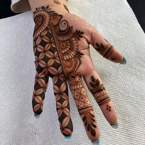 160+ Simple Mehndi Designs Perfect For Minimalist Brides! - ShaadiWish Mehndi Designs Instagram, Best Mehndi Designs Beautiful, Designer Mehndi Designs, Instagram Mehndi Designs, Henna Mendhi, New Henna Designs, Palm Mehndi Design, Henna Powder, Floral Henna Designs