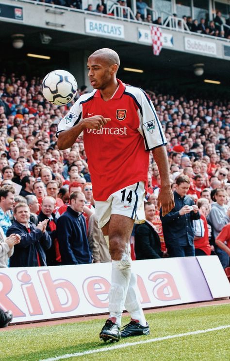 Thierry Henry Wallpaper, Thierry Henry, Football Pictures, Vintage Football, Football, Quick Saves, American Football