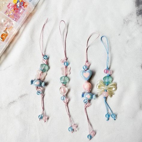 Blue pink mini straps Start: 8k Bisa digunakan untuk accesories hp, tas, kunci, dll. Order? Dm Cute Instagram Stickers Aesthetic, Manik Manik Kreasi, Diy Phone Charms, Diy Bag Charm, Keychain Beads, Manik Manik, Beaded Strap, Strap Phone, Bracelets Handmade Diy