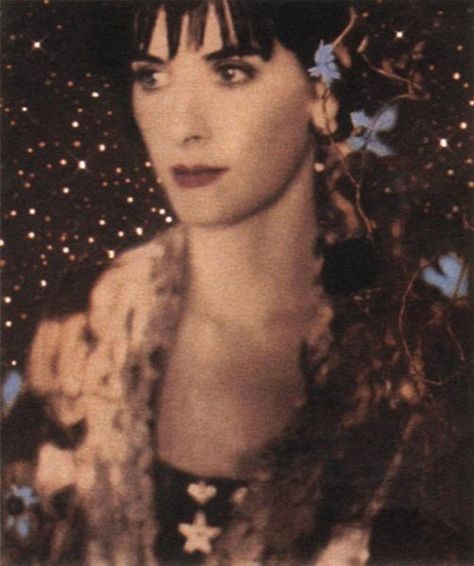 I LOVE Enya, such beautiful music. Enya Music, Cinema Popcorn, Loreena Mckennitt, Sky With Stars, Mystery Train, New Age Music, Children Praying, Female Role Models, Celtic Goddess