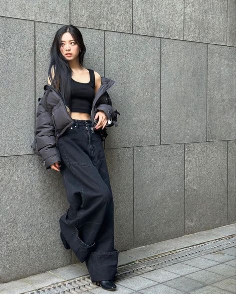 Yuna Itzy, Kpop Outfits, Girl Crush, Outfits Casuales, Top Casual, Cropped Tank Top, Instagram Update, Korean Girl, South Korean Girls