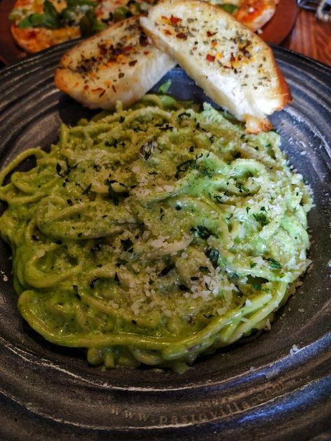 Pasta And Garlic Bread Aesthetic, Pesto Spaghetti, Garlic Pasta, Spaghetti Pasta, Pesto Pasta, Garlic Bread, Italian Food, Italian Style, Avocado Toast