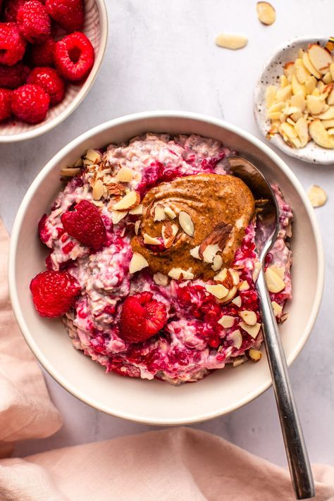 These easy Raspberry Overnight Oats layer creamy raspberry milk-soaked oats and chia seeds with raspberry jam. A delicious make-ahead breakfast that tastes like dessert! Vegan and Gluten-Free. Raspberry Overnight Oats, Raspberry Breakfast, Strawberry Overnight Oats, Blueberry Overnight Oats, Oat Bowls, Vegan Overnight Oats, Dessert Vegan, Quick Easy Vegan, Summer Breakfast