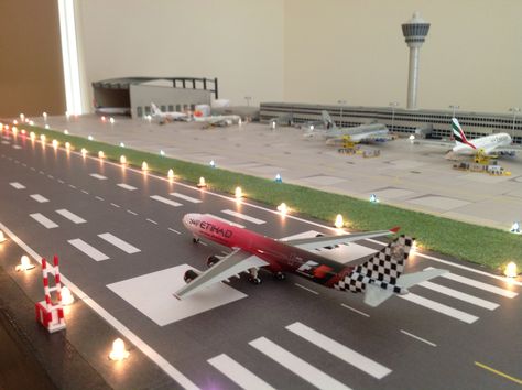 Herpa 1:500 Airport Diarama Water Transport Project, Diy Airport, Airplane Runway, Diy Airplane, Airport Theme, Airplane Crafts, Airplane Birthday Party, Airport Design, Karakter Disney