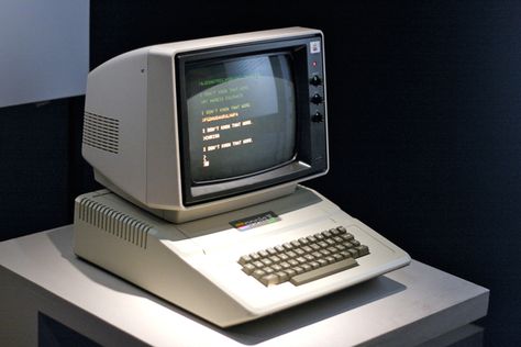 [1970] - TECNOLOGIA | The Apple II (1977) Alter Computer, Προϊόντα Apple, Computer Apple, Apple Computers, Old Computer, Apple Ii, Computer File, Apple Macintosh, Computer History