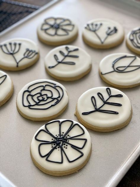 Beginner Cookie Decorating Designs, Circle Royal Icing Cookies Simple, Thank You Cookies Decorated Simple, Simple Royal Icing Design, Aesthetic Cookie Decorating, Royal Icing Cookies Designs Circle, Cookie Decorating Circle, Minimalist Cookie Decorating, Cookie Designs Ideas Simple