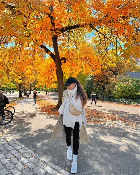 Beige Crossbody Bag Outfit, Crew Socks With Sneakers Outfit, Crew Socks With Sneakers, Socks With Sneakers Outfit, Simple Fall Style, Nike Huarache Outfit, Socks With Sneakers, Huaraches Outfit, Chic Fall Outfit