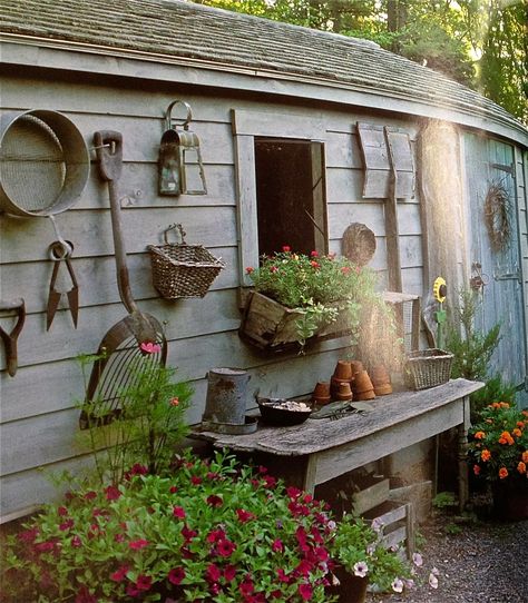 Vintage-Country garden stuff. Love it!! Taman Vintage, Plants And Gardening, Shed Decor, Pinterest Garden, Casa Country, Garden Junk, Vintage Garden Decor, Backyard Garden Design, Garden Care