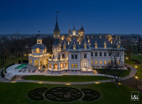 Botaniq Castle, Tura, Hungary Light planning by 3F Project Photo by Hlinka Zsolt Botaniq Castle in Tura, Pest County, Hungary, has been returned to its former glory after a restoration that involved transforming the entire building from an erstwhile aristocratic residence into a modern luxury hotel. The lighting design for the exteriors was carried out by Budapest-based lighting design studio 3F Project. Castle House Modern, Modern Luxury Hotel, Circular Windows, Castle Luxury, Square Floor Plans, Tilted Head, English Landscape Garden, Castle Exterior, Castle House Design