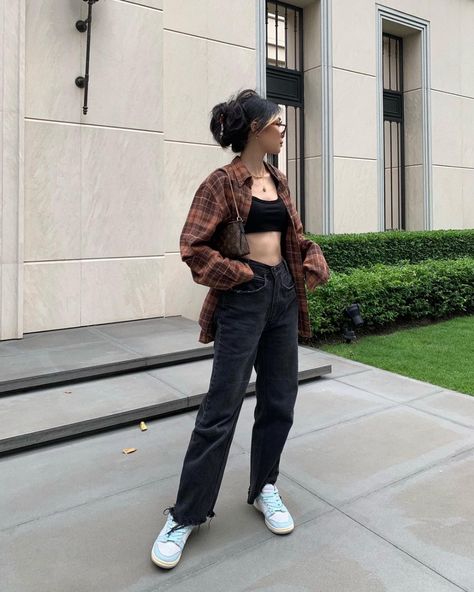 Black Mom Jeans Outfit, Outfit Grunge, Outfits Con Jeans, Mom Jeans Outfit, Black Mom Jeans, Cute Skirt Outfits, Brown Fits, Urban Looks, Dressed To Kill