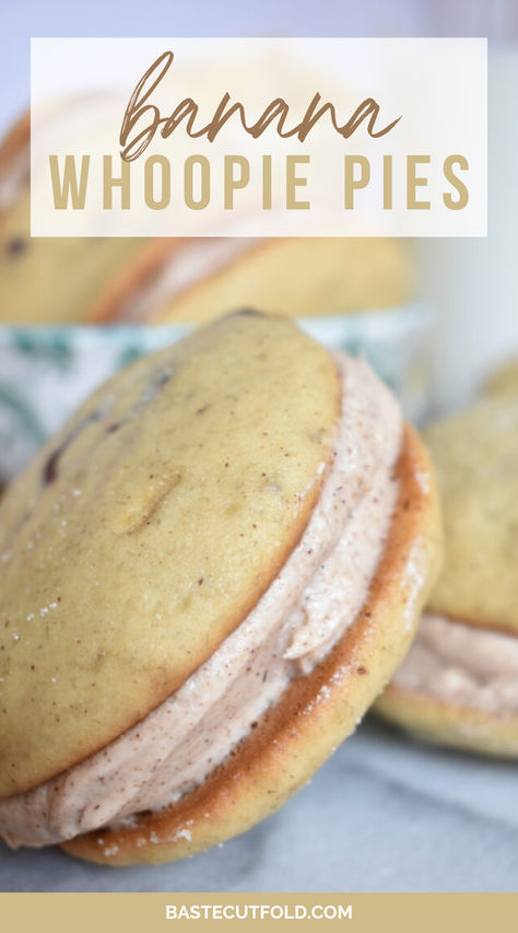 A recipe for chocolate chip banana whoopie pies with cinnamon cream cheese frosting. Banana Bread Whoopie Pies, Banana Whoopie Pie Recipe, Banana Gobs, Gobs Recipe, Chocolate Chip Whoopie Pies, Banana Whoopie Pies, Dutch Desserts, Whoopie Pie Recipe, Pies Recipes